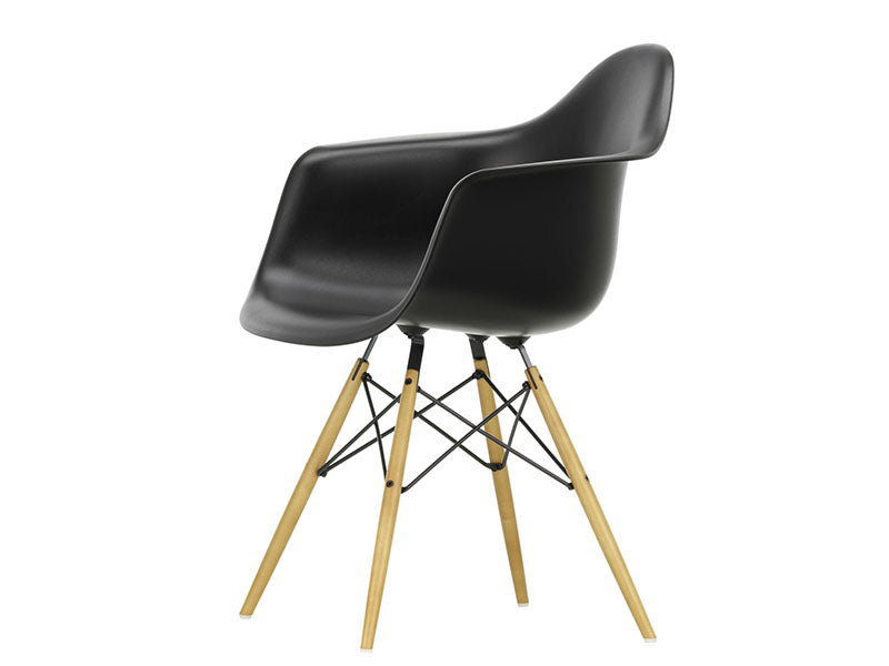 EAMES PLASTIC ARMCHAIR DAW RE