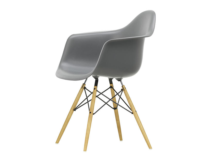 EAMES PLASTIC ARMCHAIR DAW RE