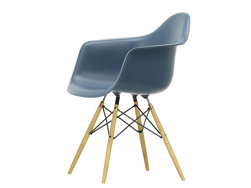 EAMES PLASTIC ARMCHAIR DAW RE